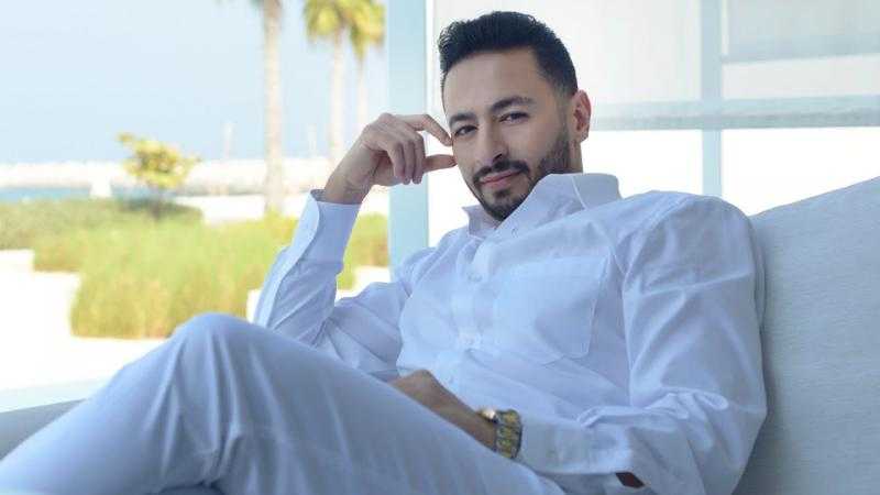 حمادة هلال يستعيد الذكريات بصورة من أغنية «دايمًا دموع»
