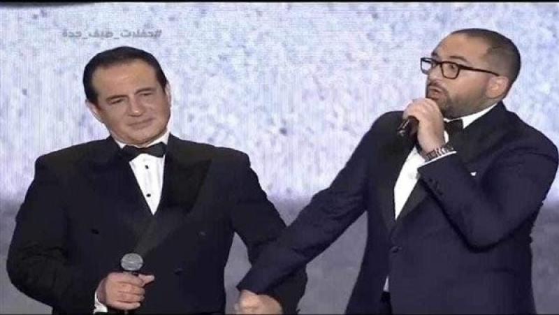 فى أول ظهور له بعد مرضه..نجل محمد ثروت يقتحم المسرح ويغني ”ابن أبويا”