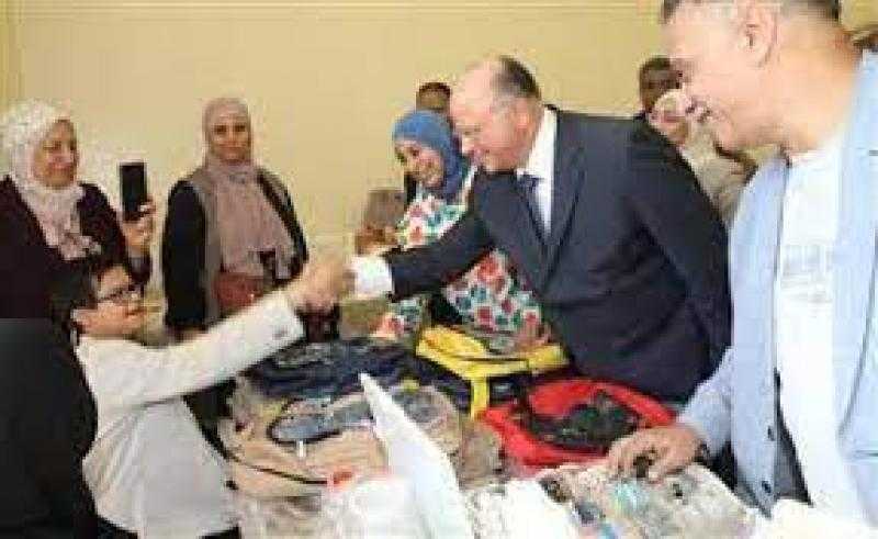 ”مدرستي سعادتي” توزع 500 ألف شنطة مدرسية على الطلاب الأولى بالرعاية في القاهرة
