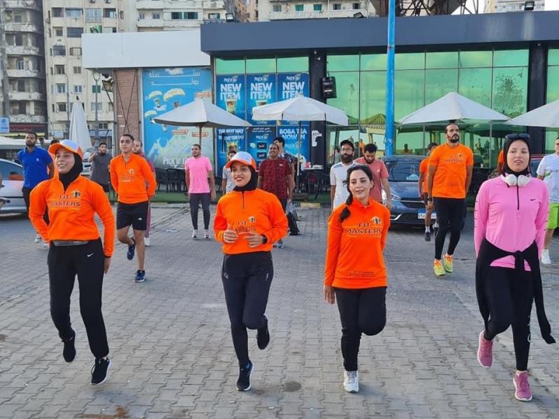 190 مواطنًا يشاركون في تنفيذ تمارين رياضية على كورنيش الإسكندرية| صور