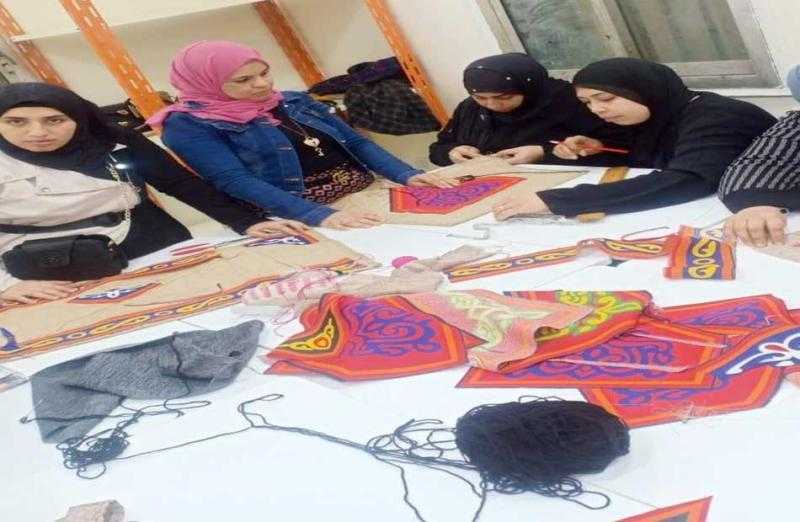 تدريب الفتيات على التطريز بمركز شباب السوالم في سوهاج تحت شعار «حرفتك صنعتك»