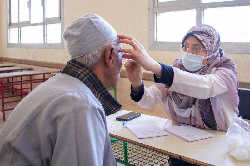 توقيع الكشف الطبي لعدد ١٤٥٦ شخصا خلال قافلة طبية بمركز قطور بالغربية