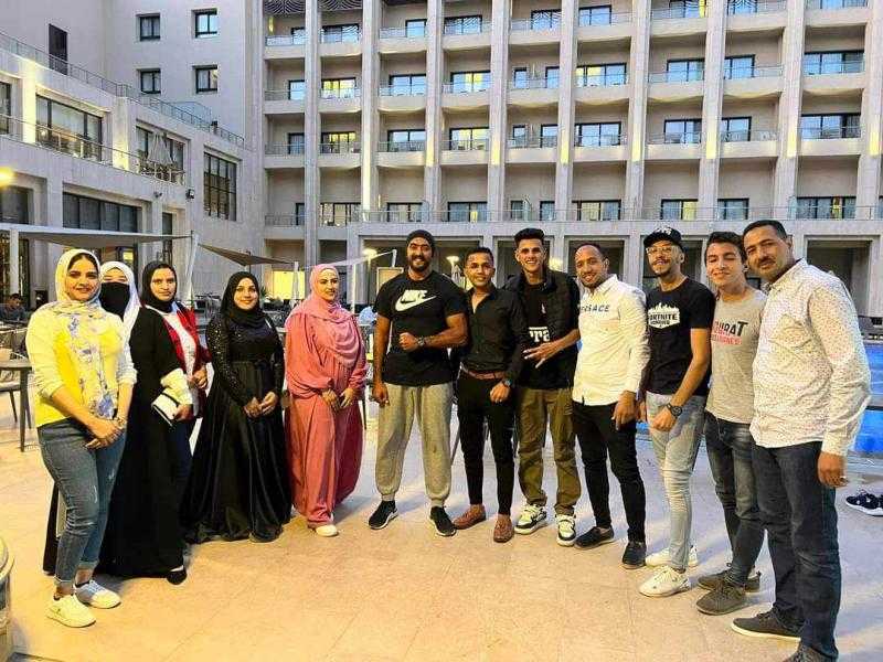 أحمد العوضي يلتقي الفائزين لتوزيع جوائز مادية للمسابقة التي أطلقها بعنوان ”الشقيان كسبان”
