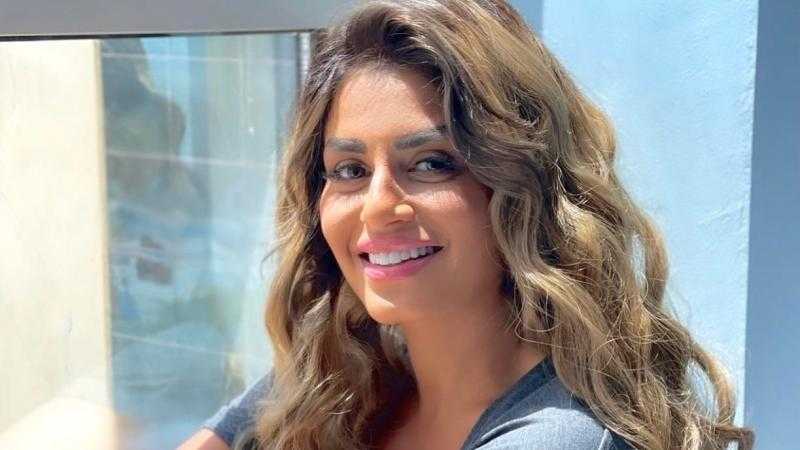 ”بإطلالة بيضاء”.. منة فضالي من باريس أثناء عطلتها الصيفية