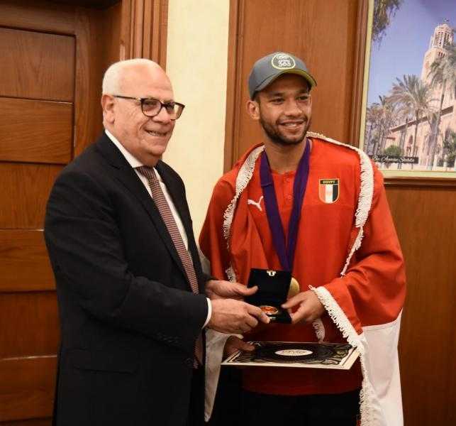 محافظ بورسعيد يكرم اللاعب عمر العوضي لحصده ذهبية أفريقيا لأولمبيات باريس