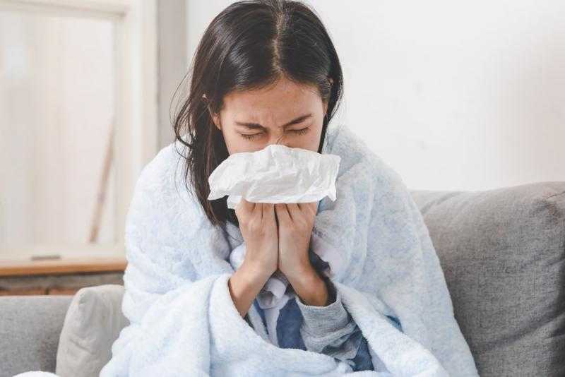منها شرب مرق الدجاج.. 8 خطوات تحميك من نزلات البرد