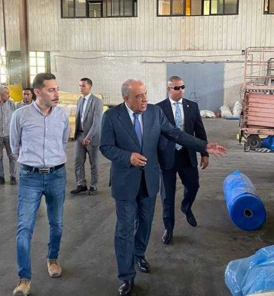 في زيارة مفاجئة.. وزير قطاع الأعمال العام يتفقد مصانع شركة العبوات والمستلزمات الطبية