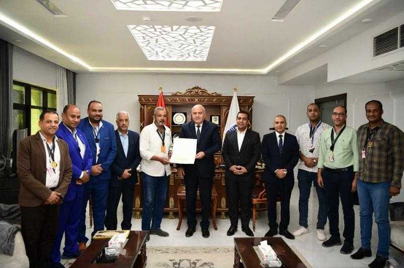 محافظ قنا يكرم فرقة ”أناكوندا” للعروض المسرحية بعد تميزهم في مهرجان تونس للمسرح