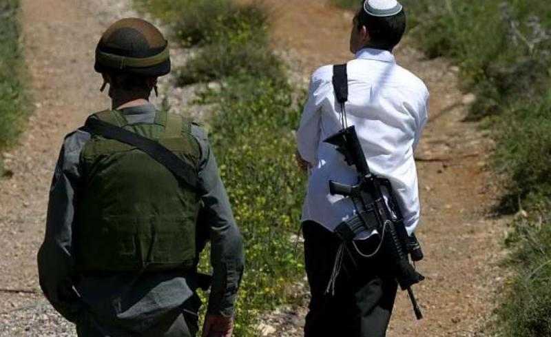مُستوطنون إسرائيليون مُسلحون يُهاجمون وفدًا دبلوماسيًا أوروبيًا شرق رام الله