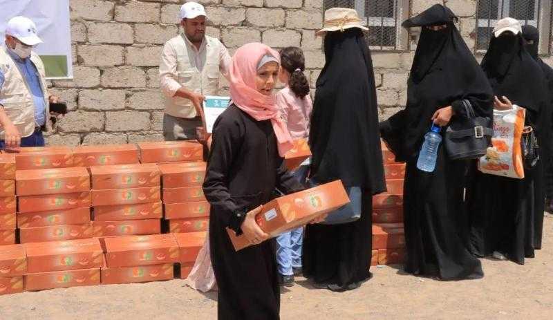 مركز الملك سلمان للإغاثة يوزع آلاف من كرتون التمر في محافظات اليمن
