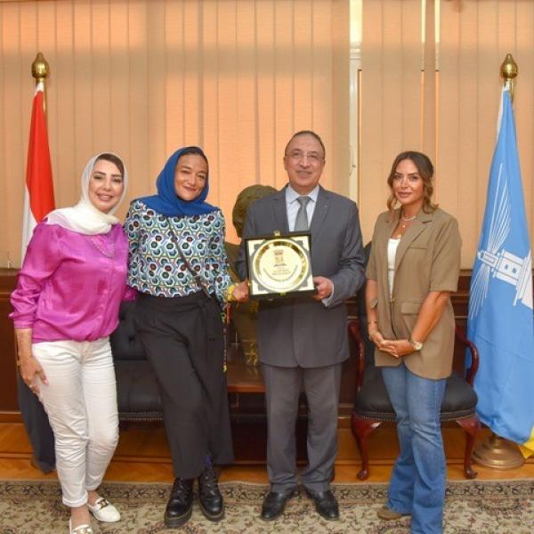 محافظ الأسكندرية يكرم أول فتاة مصرية تصعد قمة إيفرست