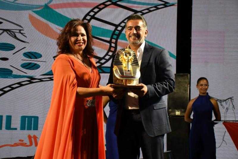 إلهام شاهين تسلم هاني سلامة درع مهرجان الغردقة السينمائي