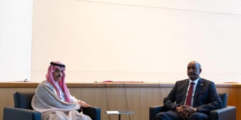 وزير الخارجية السعودي يلتقي رئيس مجلس السيادة الانتقالي السوداني