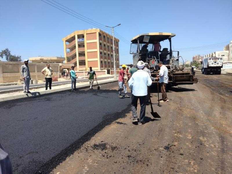 استعدادًا للعام الدراسي الجديد.. رفع كفاءة الطرق المؤدية إلى مدارس نصر النوبة