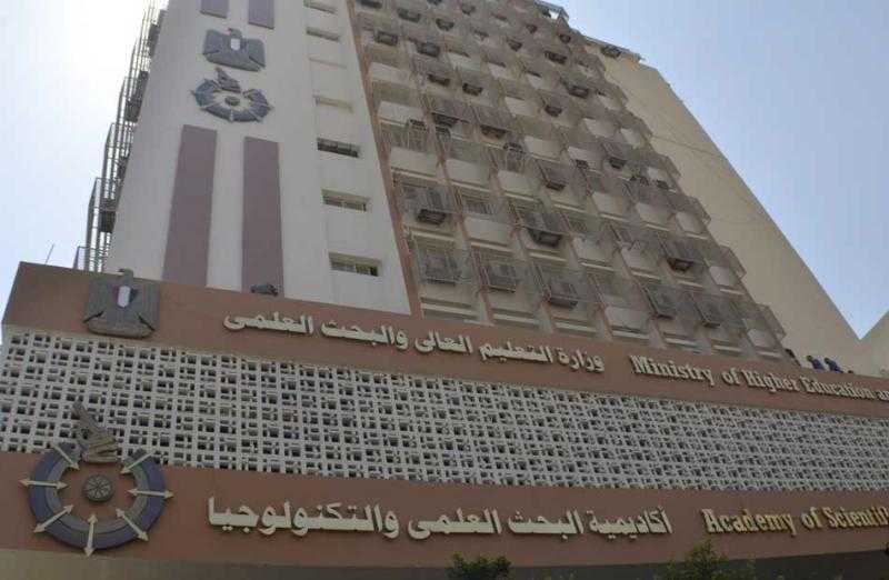 طالبة بجامعة الطفل بالسويس تفوز في مسابقة أكاديمية البحث العلمي للفيزياء