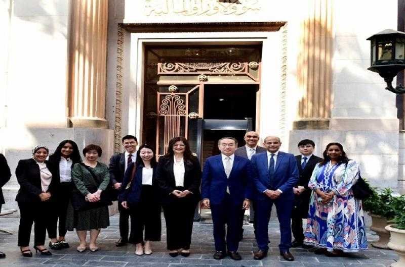 رئيس البورصة يبحث مع وزير الخدمات المالية والخزانة بهونج كونج عددًا من ملفات التعاون