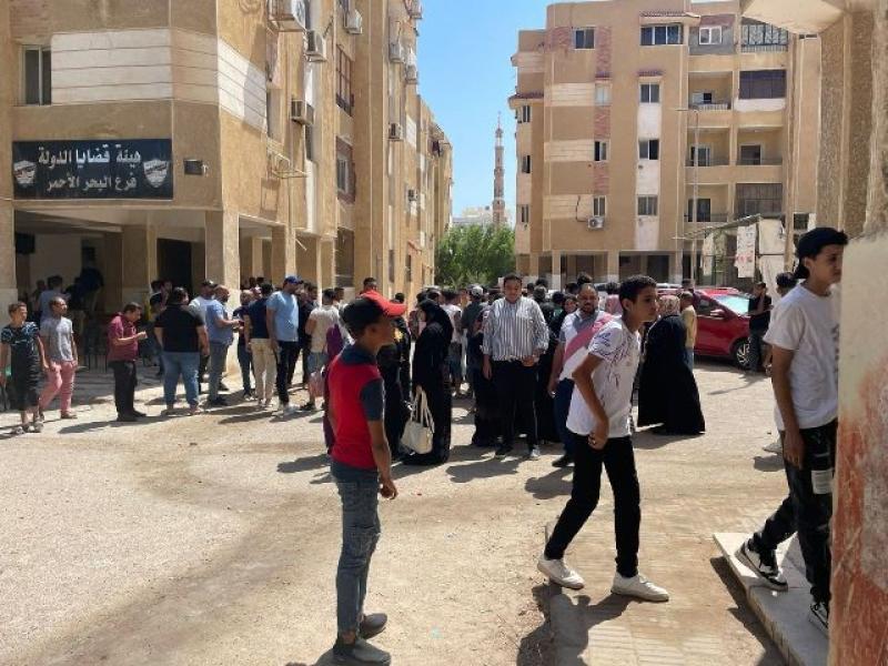 توافد أعداد كبيرة من المواطنين لتحرير توكيلات تأييد للرئيس السيسي لخوض الانتخابات بالبحر الأحمر