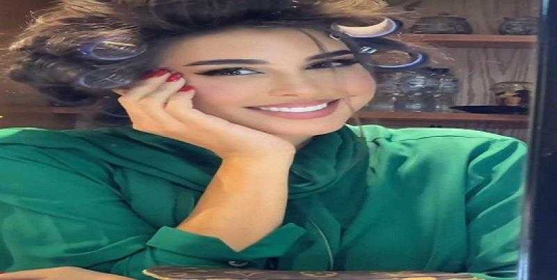 ياسمين صبري تتألق في أحدث ظهور لها بالأخضر من داخل سيارتها