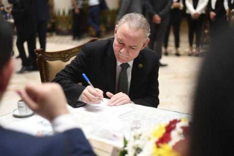 دعم برلماني لترشح الرئيس السيسي لفترة جديدة.. النواب يوقعون استمارات التزكية