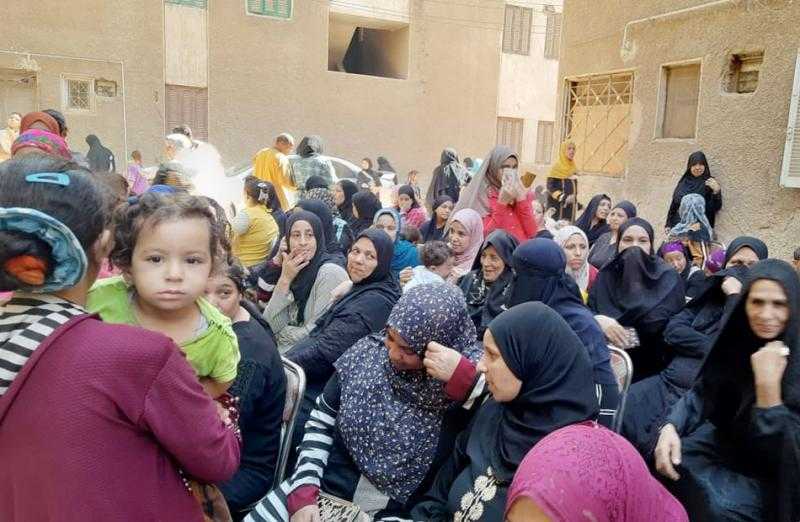 المئات من المواطنين يتوافدون على مكاتب الشهر العقاري بأسيوط لتوثيق توكيلاتهم لـ «السيسي»| صور