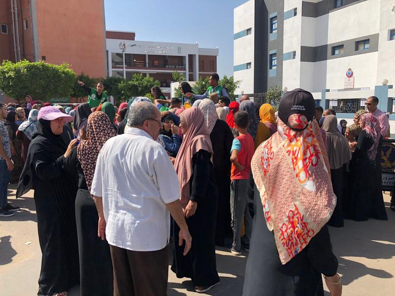 أعضاء ”المصريين الأحرار” يحتشدون أمام مكاتب الشهر العقاري بالبحيرة لإجراء توكيلات ترشيح الرئيس السيسي