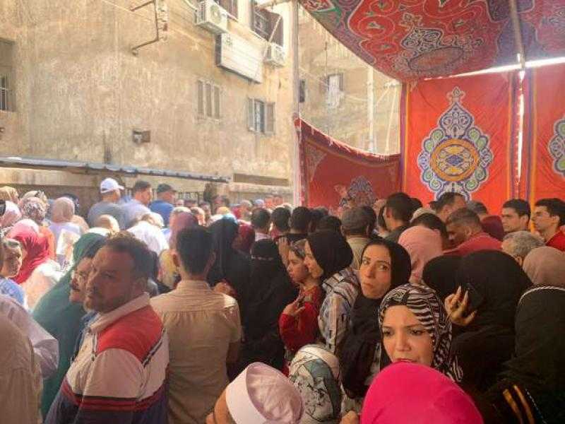توافد عدد كبير من أهالي القليوبية على مقرات الشهر العقاري للمطالبة بترشح الرئيس السيسي