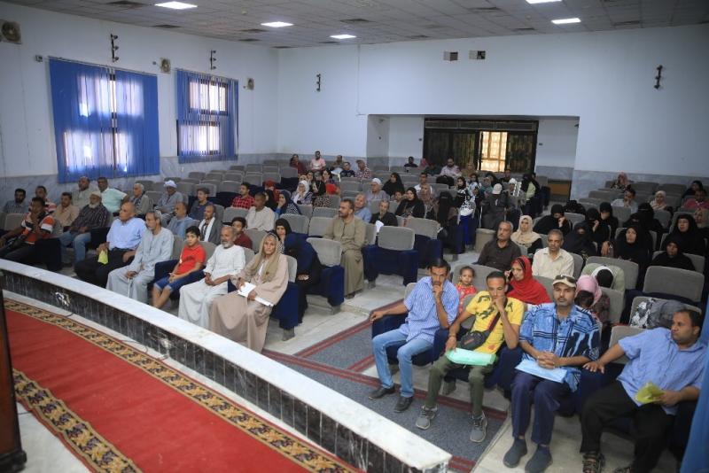 محافظ سوهاج يلتقي عددا من المواطنين لمناقشة مطالهم وحل مشاكلهم