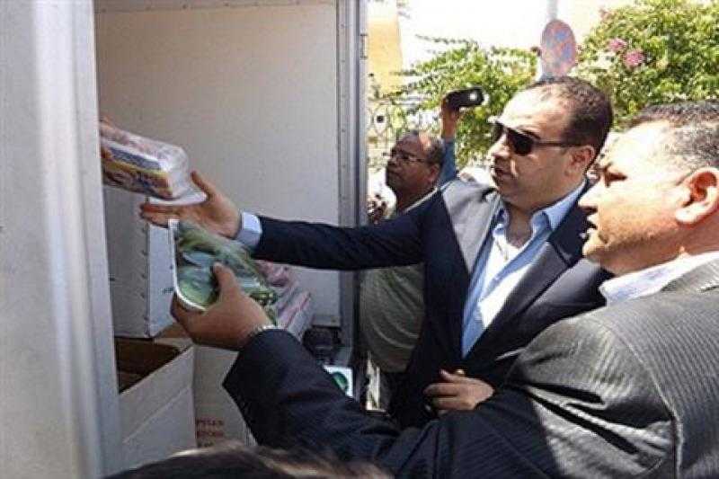 محافظ شمال سيناء يستقبل أكبر قافلة منافذ متحركة لوزارة الزراعة ويتفقد اصطفاف السيارات | صور