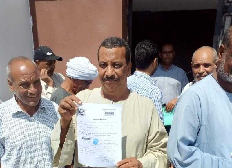 توافد أعداد كبيرة من المواطنين على مكاتب الشهر العقاري بالأقصر لتحرير توكيلات تأييد الرئيس السيسي