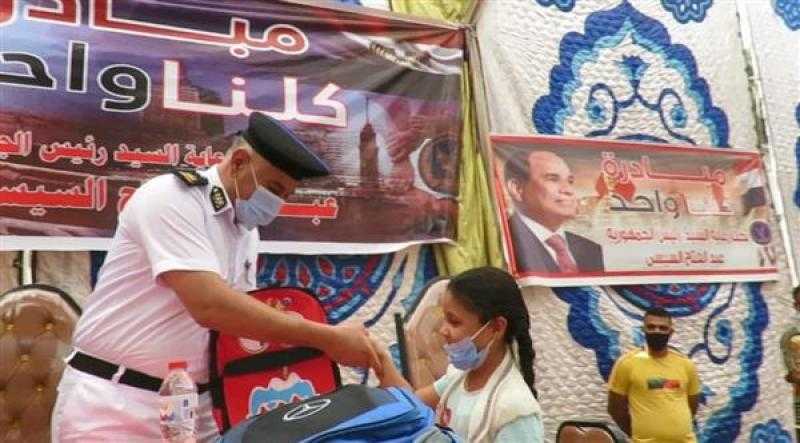 بمناسبة العام الدراسي الجديد..وزارة الداخلية توزع حقائب مدرسية بمشتملاتها وسلع غذائية على الأسر الأكثر احتياجا
