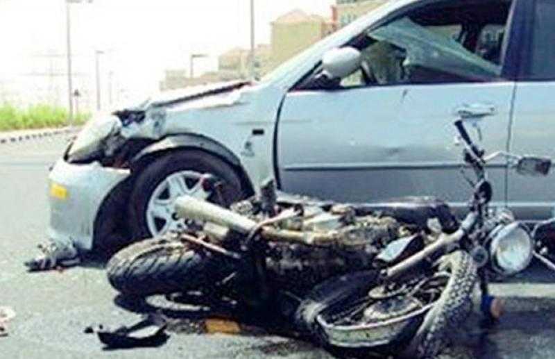 التحقيق في مصرع عامل وإصابة نجليه في تصادم سيارة بدراجة نارية بالمقطم