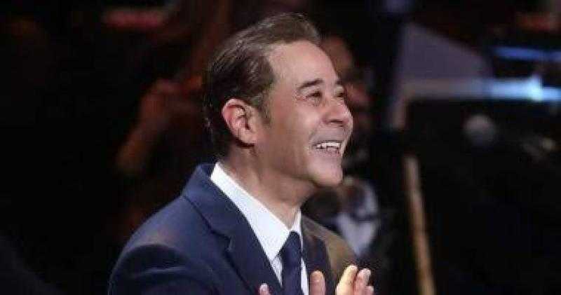 مدحت صالح يتغنى بأعمال الأساتذة على مسرح النافورة
