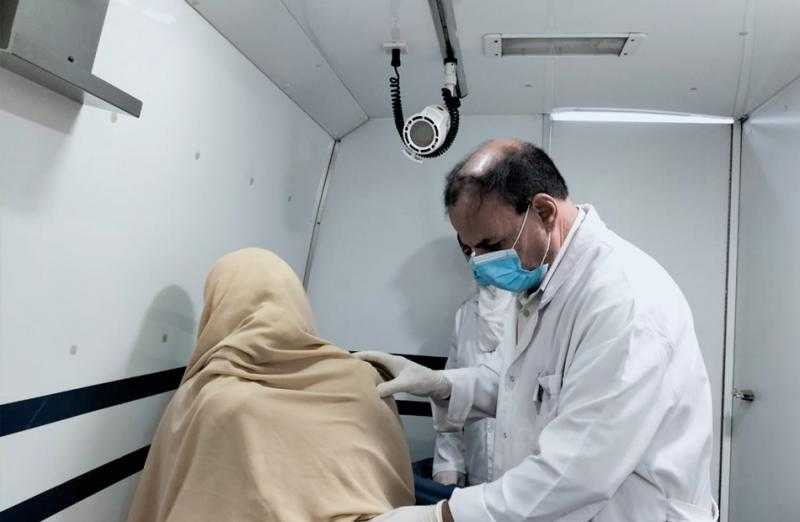 صحة الأقصر: الكشف على 1050 مريضًا في القافلة العلاجية بمدينة الزينية