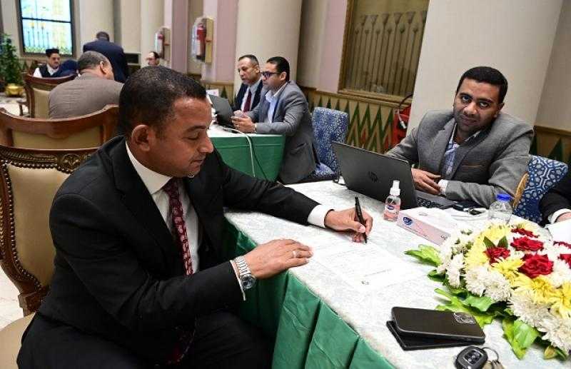 ناصر عثمان يوقع على نموذج تزكية الرئيس السيسي للترشح في الانتخابات الرئاسية
