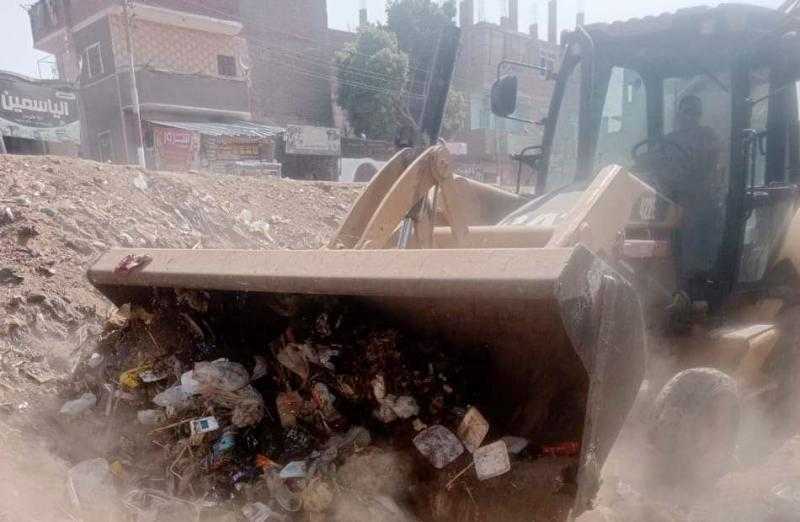تواصل حملات النظافة ورفع المخلفات من المجالس القروية بمركز طهطا| صور