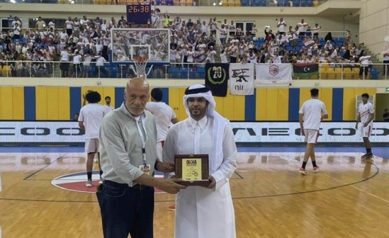 رئيس الاتحاد القطري يكرم أحمد مرعي مدرب سلة الزمالك