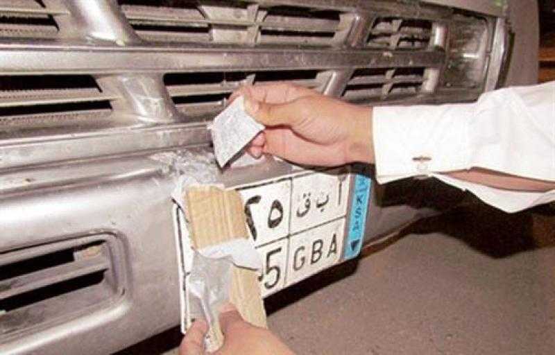 حبس سائق لقيامه بطمس لوحات سيارته الخلفية للتهرب من المخالفات المرورية