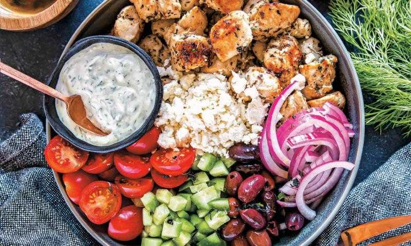 سلطة يونانية بالدجاج المحمر