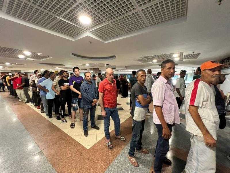 توافد المئات من أهالي بولاق أبو العلا على مكاتب الشهر العقاري لتحرير توكيلات للرئيس السيسي