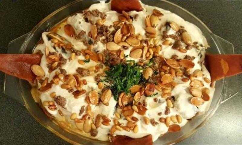 فتة مكدوس باللحمة