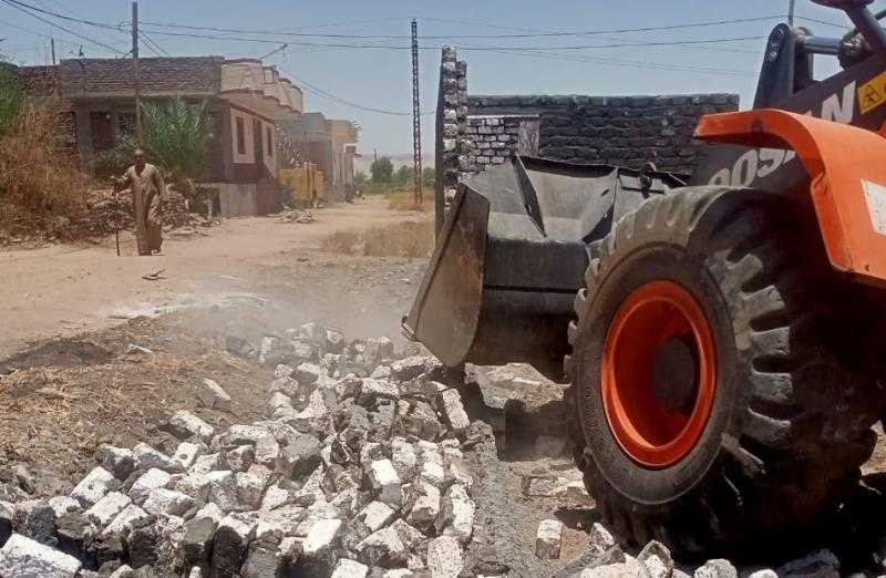إزالة 19 حالة تعدي بالبناء بمغاغة
