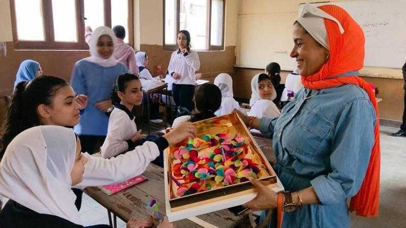 توزيع هدايا وورود على طلاب المدارس بالقليوبية بعد انتظام العام الدراسي