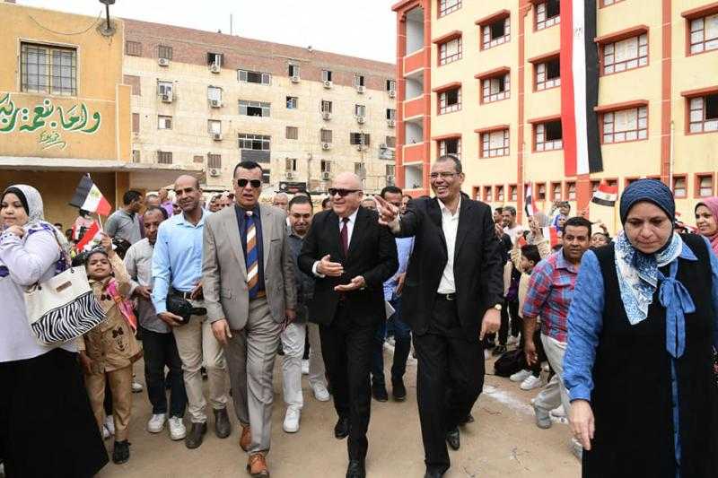 محافظ قنا يتفقد مدارس نجع حمادي للاطمئنان على انتظام العملية التعليمية.. صور