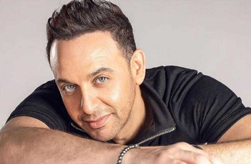 مصطفى قمر: ”عمرو دياب واحد بس ونتباهى به”