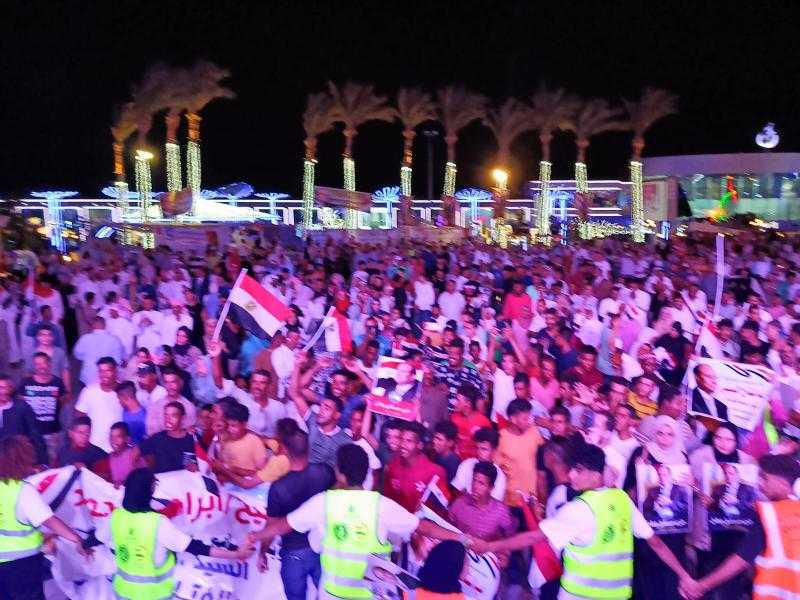 الآلاف من أبناء جنوب سيناء يحتشدون في ميدان سوهو سكوير لدعم ترشح الرئيس السيسي للانتخابات