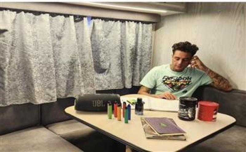 أحمد الفيشاوي يروج لفيلمه الجديد «عادل مش عادل»