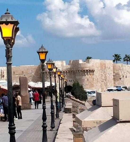 رئيس حي الجمرك بالإسكندرية: تركيب أعمدة إنارة ديكورية على ممشى قلعة قايتباي
