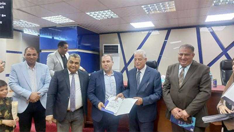 محافظ جنوب سيناء يكرم 34 موظفا متميزا في مديرية «المالية»