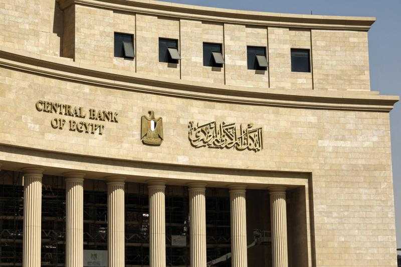 المركزي: تحويلات المصريين العاملين في الخارج بلغت 22.1 مليار دولار في السنة المالية الماضية