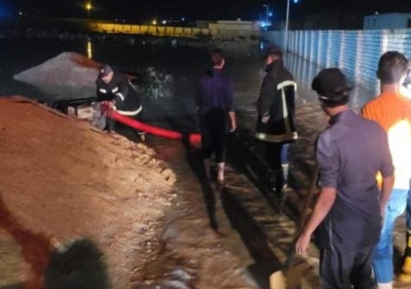 رجال الشرطة يساعدون المواطنين في مواجهة الطقس السيئ بمطروح